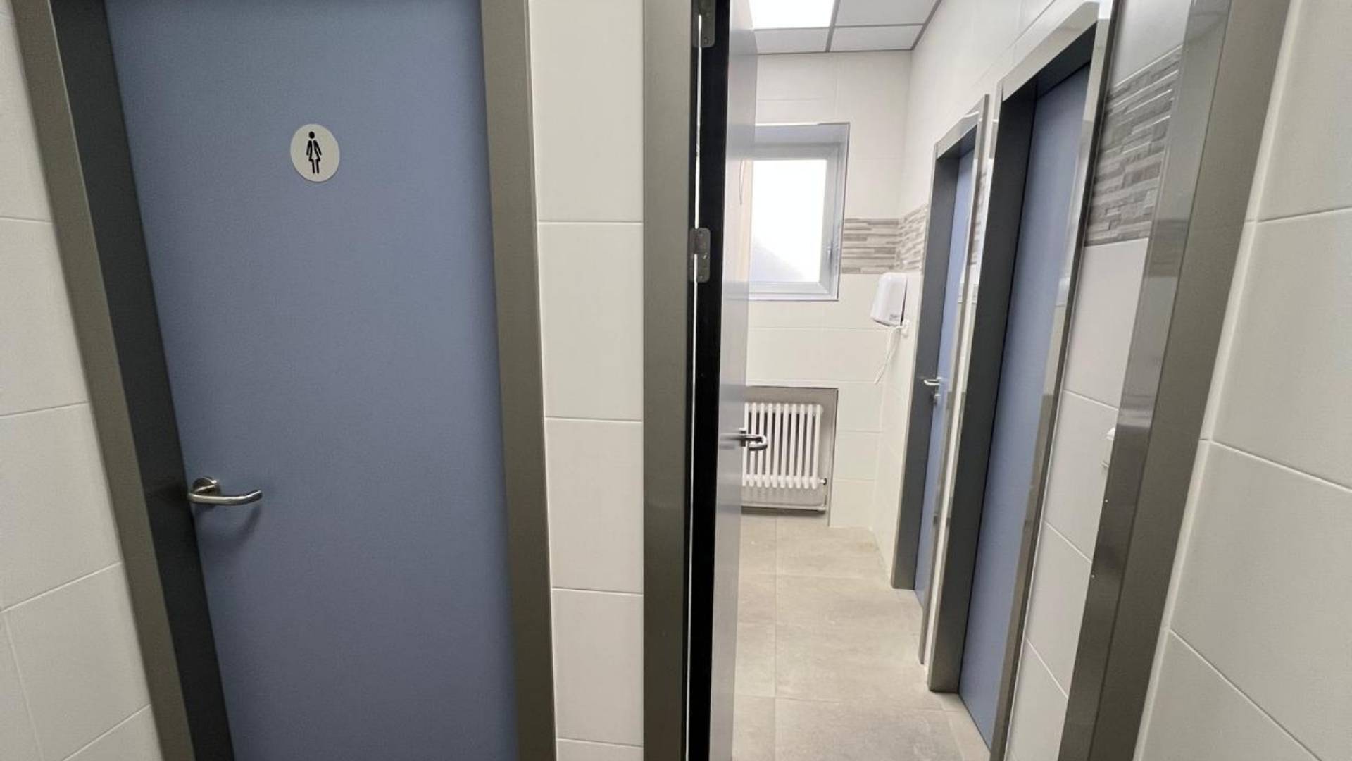 Renovación de puertas técnicas en centro hospitalario